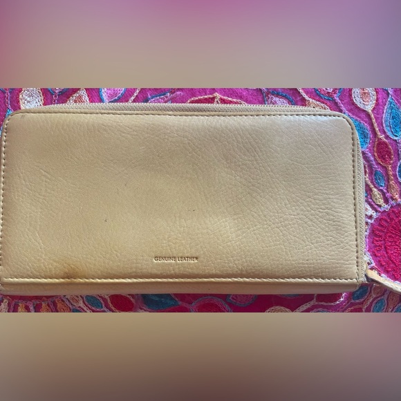 Pale yellow leather Kenneth Cole zippy wallet. Apx 8 x 4.5“. GUC - Picture 3 of 9